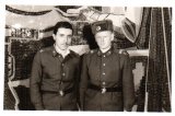 ВЫСОКЕ МИТО 265 ПОЛК ТАНКОВЫЙ БАТАЛЬОН 1рота 28 января 1990 г 365 экипаж слева-СИБИЛЕВ СЕРГЕЙ . наводчик орудия и справо ПАНКЕВИЧ ГЕННАДИЙ . ком.танка